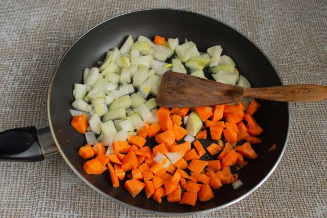 Пассеруем лук и морковь
