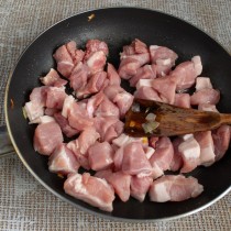 Насыпаем в сковороду барбарис, зёрна горчицы, тмин и мясо Насыпаем в сковороду барбарис, зёрна горчицы, тмин и мясо