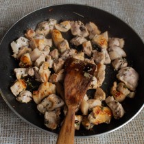 Мясо обжариваем, посыпаем солью и перцем, добавляем листики тимьяна