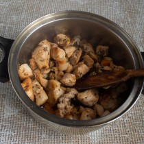 Выкладываем кусочки мяса Выкладываем кусочки мяса