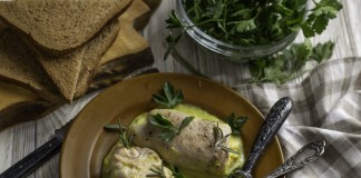 Сочный куриный рулет «Кордон Блю» с соусом бешамель