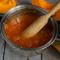 Слегка разминаем кусочки тыквы Слегка разминаем кусочки тыквы