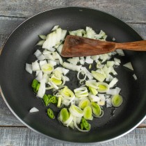 Обжариваем репчатый лук и светлую часть стебля лука порея Обжариваем репчатый лук и светлую часть стебля лука порея