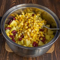 Добавляем консервированную кукурузу Добавляем консервированную кукурузу