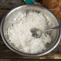 Кокосовую стружку смешиваем с сахаром Кокосовую стружку смешиваем с сахаром
