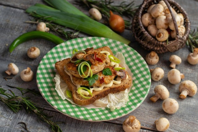 Сочные куриные котлеты с шампиньонами Сочные куриные котлеты с шампиньонами