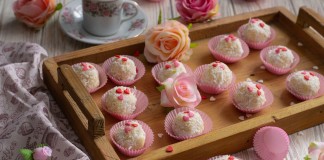 Нежные трюфели из белого шоколада с коньяком и кокосом