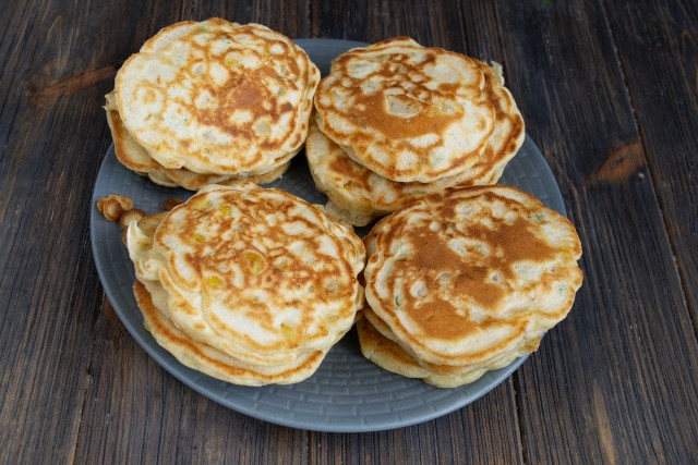 Между каждым оладушком кладём сливочное масло Между каждым оладушком кладём сливочное масло