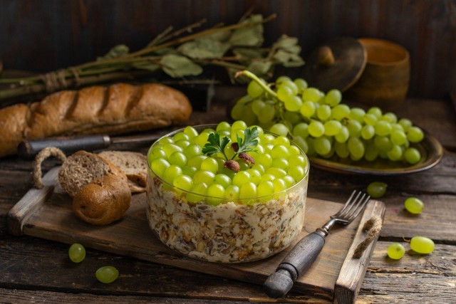 Питательный салат с пряной курицей и виноградом