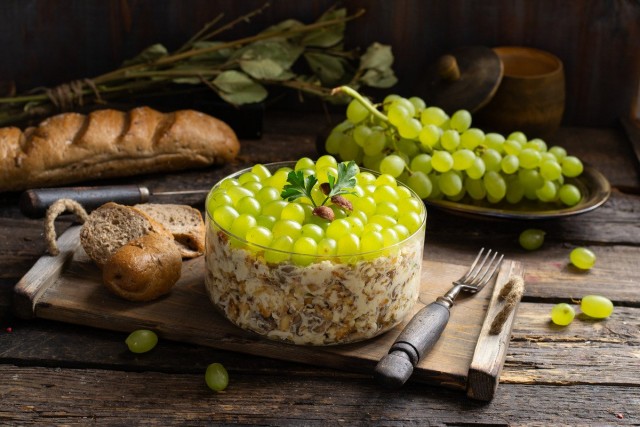 Питательный салат с пряной курицей и виноградом Питательный салат с пряной курицей и виноградом