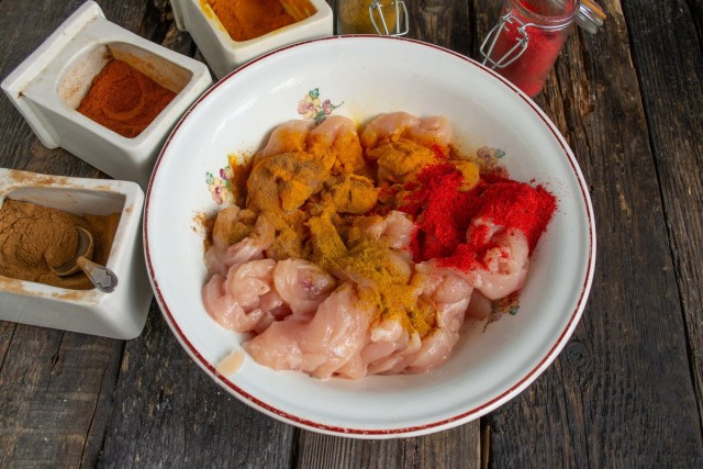 Добавляем к мясу ингредиенты для маринада Добавляем к мясу ингредиенты для маринада