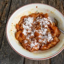 Достаём маринованное мясо и панируем кусочки в кукурузном крахмале Достаём маринованное мясо и панируем кусочки в кукурузном крахмале