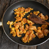 Обжариваем кусочки курицы и выкладываем на бумажное полотенце Обжариваем кусочки курицы и выкладываем на бумажное полотенце
