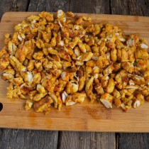 Остывшую курицу режем мелкими кубиками Остывшую курицу режем мелкими кубиками