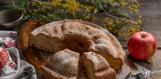 Постная шарлотка с яблоками и корицей на растительных сливках