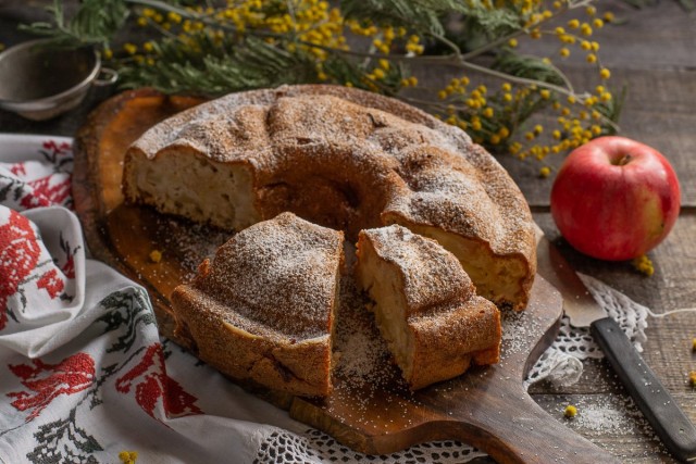 Постная шарлотка с яблоками и корицей на растительных сливках Постная шарлотка с яблоками и корицей на растительных сливках