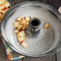 Высыпаем нарезанные яблоки в подготовленную форму, посыпаем корицей Высыпаем нарезанные яблоки в подготовленную форму, посыпаем корицей