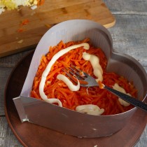 Делаем слой моркови и майонезную сеточку Делаем слой моркови и майонезную сеточку