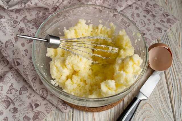 Взбиваем миксером яйца с сахаром, небольшие куриные яйца разбиваем по одному Взбиваем миксером яйца с сахаром, небольшие куриные яйца разбиваем по одному