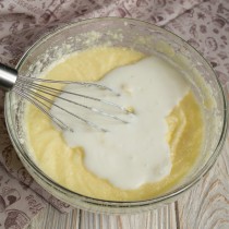 Наливаем в миску кефир Наливаем в миску кефир
