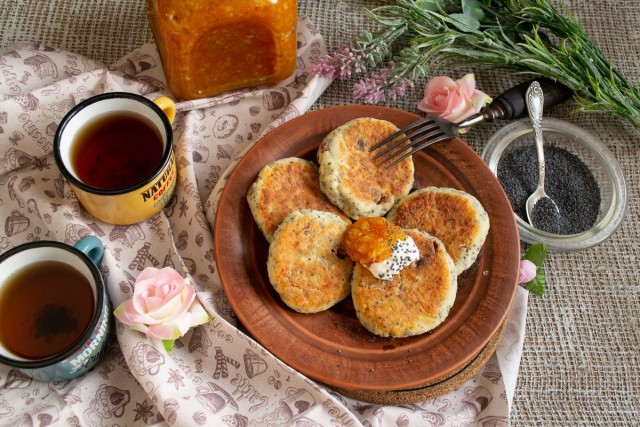 Сырники с маком и изюмом готовы! Подаём со сметаной и джемом Сырники с маком и изюмом готовы! Подаём со сметаной и джемом