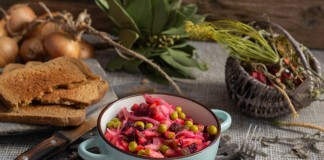 Винегрет с яблоком и квашеной капустой — вкусный салат к посту