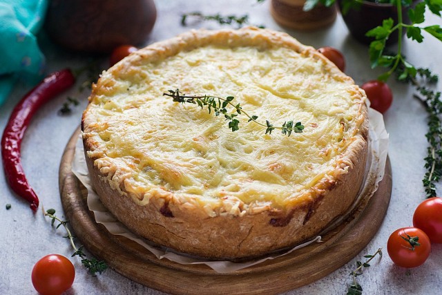 Открытый пирог с курицей и картофелем готов. Приятного аппетита! Открытый пирог с курицей и картофелем готов. Приятного аппетита!