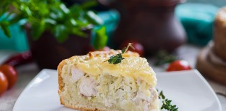 Открытый пирог с курицей и картофелем под сырной корочкой