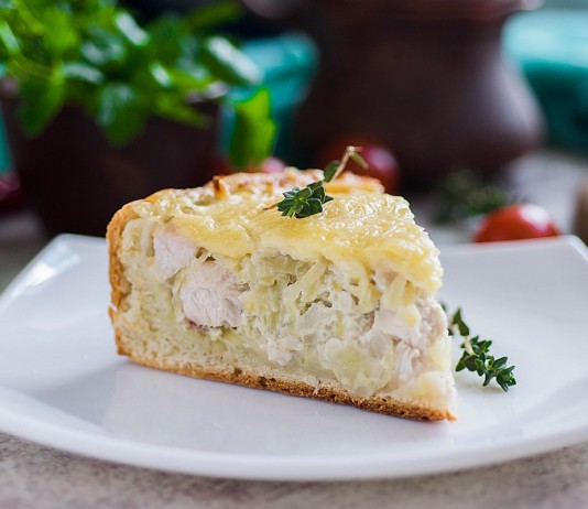 Открытый пирог с курицей и картофелем под сырной корочкой