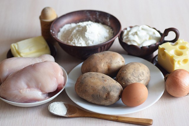 Ингредиенты для открытого пирога с курицей и картофелем Ингредиенты для открытого пирога с курицей и картофелем