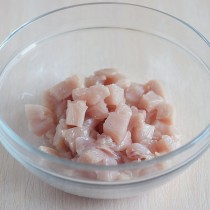 Выкладываем в миску нарезанное куриное филе и солим Выкладываем в миску нарезанное куриное филе и солим