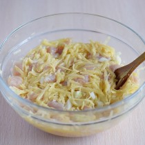 Добавляем измельченный картофель, вбиваем два яйца и перемешиваем ингредиенты Добавляем измельченный картофель, вбиваем два яйца и перемешиваем ингредиенты