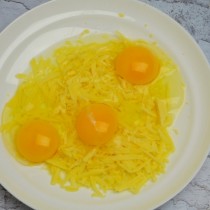 Разбиваем 3 яйца и соединяем с сыром