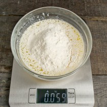 Насыпаем отмеренную часть муки в миску, перемешиваем Насыпаем отмеренную часть муки в миску, перемешиваем