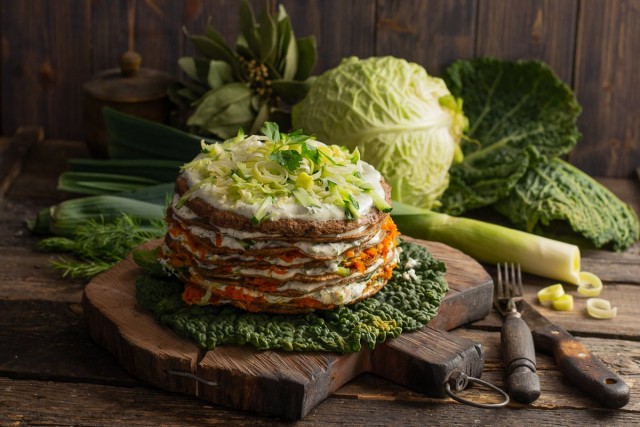 Нежный закусочный торт из куриной печени Нежный закусочный торт из куриной печени