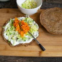 Кладём ст. л. жареной с луком морковки Кладём ст. л. жареной с луком морковки