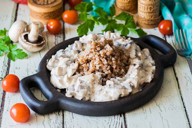 Универсальная подлива с курицей и грибами Универсальная подлива с курицей и грибами