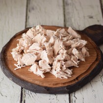 Рубим отваренное куриное филе мелкими кусочками Рубим отваренное куриное филе мелкими кусочками