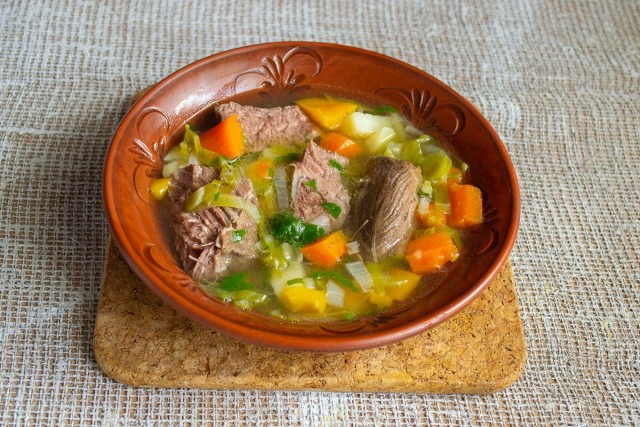 Щи из ранней молодой капусты готовы. Подаём с кусочками говядины, сметаной и ржаным хлебом Щи из ранней молодой капусты готовы. Подаём с кусочками говядины, сметаной и ржаным хлебом