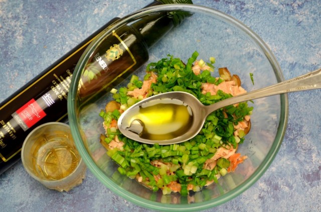Поливаем салат яблочным уксусом, смешанным с 1 столовой ложкой оливкового масла