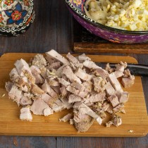 Варёное мясо режем тонкими брусочками Варёное мясо режем тонкими брусочками