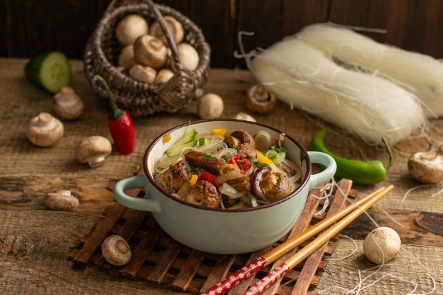 Тёплый салат с фунчозой, говядиной и грибами Тёплый салат с фунчозой, говядиной и грибами