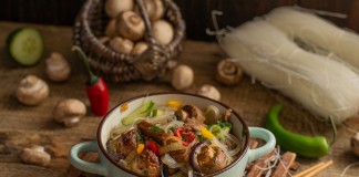 Тёплый салат с фунчозой, говядиной и грибами