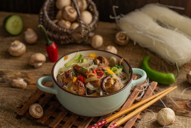 Тёплый салат с фунчозой, говядиной и грибами