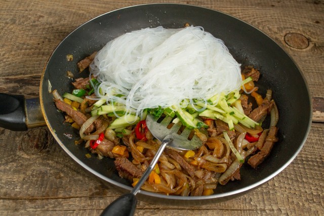 Фунчозу откидываем на дуршлаг и добавляем в сковороду к мясу и овощам Фунчозу откидываем на дуршлаг и добавляем в сковороду к мясу и овощам