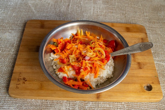 Смешиваем варёный рис с овощами, посыпаем молотым перцем, солим по вкусу и тщательно перемешиваем Смешиваем варёный рис с овощами, посыпаем молотым перцем, солим по вкусу и тщательно перемешиваем