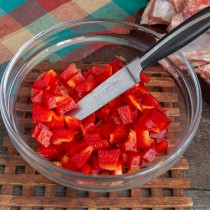 Мякоть болгарского перца режем небольшими кубиками Мякоть болгарского перца режем небольшими кубиками