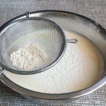Небольшими порциями добавляем муку, смешанную с разрыхлителем теста Небольшими порциями добавляем муку, смешанную с разрыхлителем теста