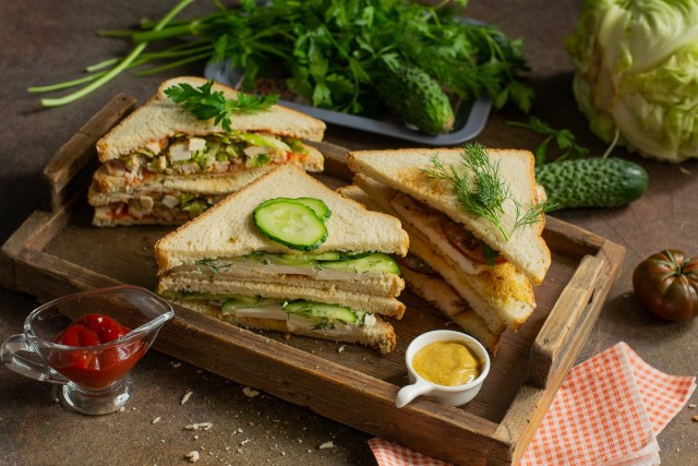 3 вкусных сэндвича: с огурцом, с курицей, с капустой и мясом 3 вкусных сэндвича: с огурцом, с курицей, с капустой и мясом