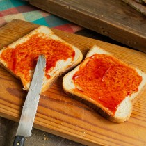 Для сэндвича с мясом и капустой смазываем поджаренные тосты кетчупом Для сэндвича с мясом и капустой смазываем поджаренные тосты кетчупом